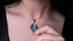 Gemstone Jewellery vs Gold – Which Makes a Better Gift?